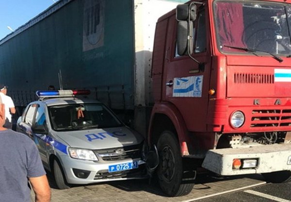КамАЗ подмял под себя машину ДПС недалеко от Волгодонска