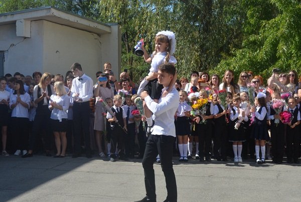 Почти 16 тысяч школьников вернулись за парты
