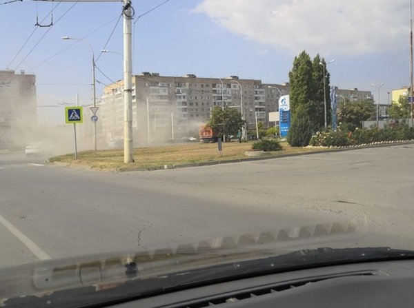 Пыль в лицо от уборки дорог в Волгодонске