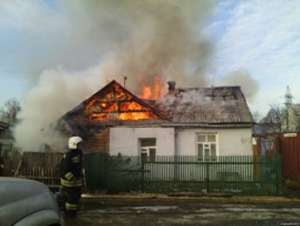В Мартыновском районе загорелся частный дом