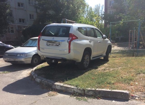 Жители Волгодонска возмущены автохамом, паркующим свое авто на газоне