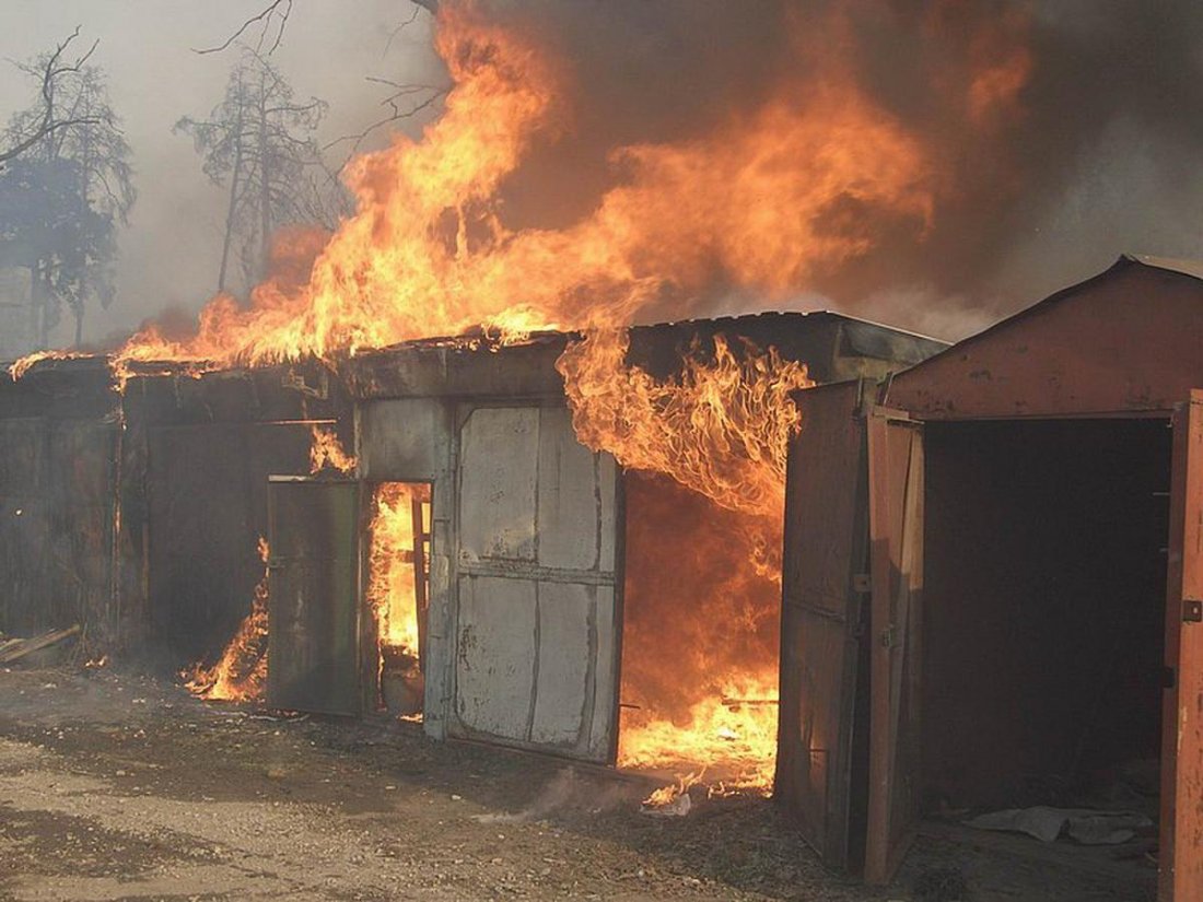 В Морозовске сгорели два гаража