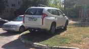 Жители Волгодонска возмущены автохамом, паркующим свое авто на газоне