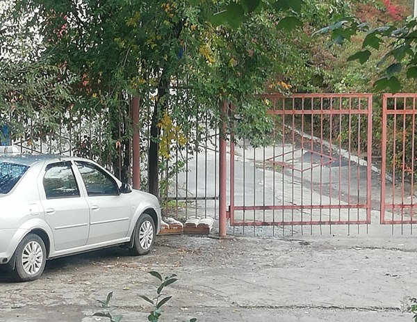 Хлеб для учеников восьмой школы Волгодонска оставили лежать под забором