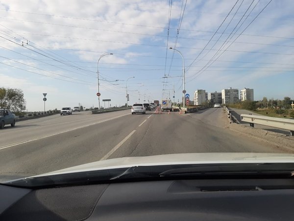 В Волгодонске частично перекрыта автодорога на путепроводе