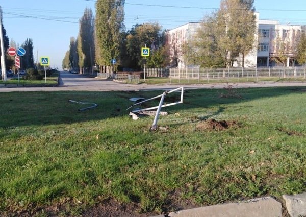 Водитель иномарки сбил дорожный знак, вылетев на газон, и скрылся в Волгодонске