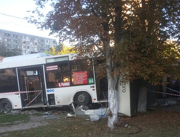 Необьяснимое ДТП в Ростове: рейсовый автобус врезался в остановку
