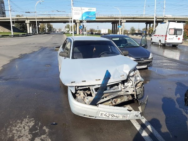 Под мостом в Волгодонске автолюбители не смогли разъехаться: видео