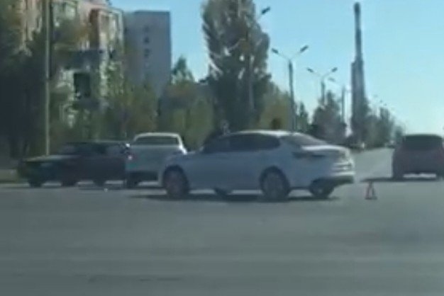 Две иномарки не поделили перекресток в Волгодонске: видео