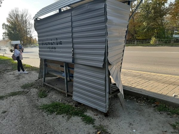 В Волгодонске иномарка снесла забор и остановку