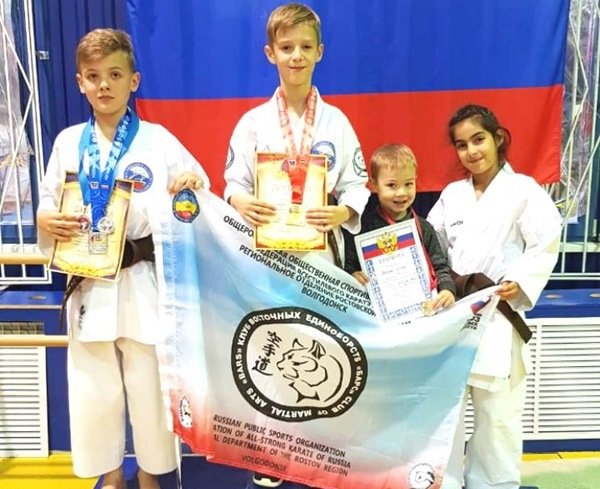 Каратисты из Волгодонска завоевали десять золотых медалей на областном турнире