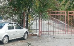 Хлеб для учеников восьмой школы Волгодонска оставили лежать под забором Хлеб для учеников восьмой школы Волгодонска оставили лежать под забором