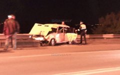 В Волгодонске на мосту автомобиль ВАЗ -2106 врезался в отбойник