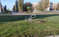 Водитель иномарки сбил дорожный знак, вылетев на газон, и скрылся в Волгодонске Водитель иномарки сбил дорожный знак, вылетев на газон, и скрылся в Волгодонске