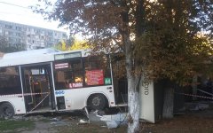 Необьяснимое ДТП в Ростове: рейсовый автобус врезался в остановку Необьяснимое ДТП в Ростове: рейсовый автобус врезался в остановку