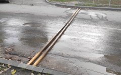 Деревянные рейки на проезжей части удивили жителей Волгодонска