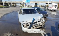 Под мостом в Волгодонске автолюбители не смогли разъехаться: видео