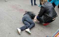 Пенсионерка с внучкой бросилась под колеса авто на Дону: видео Пенсионерка с внучкой бросилась под колеса авто на Дону: видео