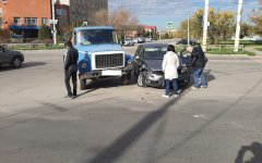 Ассенизаторская машина протаранила иномарку в Волгодонске