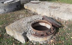 Волгодонцы рискуют провалиться в колодец: в квартале В-9 открытые люки Волгодонцы рискуют провалиться в колодец: в квартале В-9 открытые люки