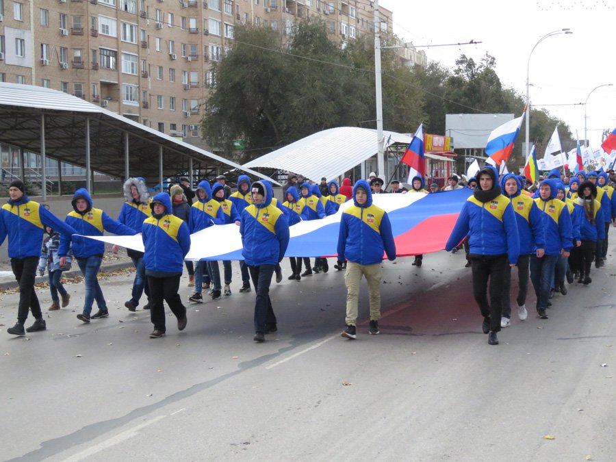 В Волгодонске праздничное шествие собрало около пяти тысяч горожан