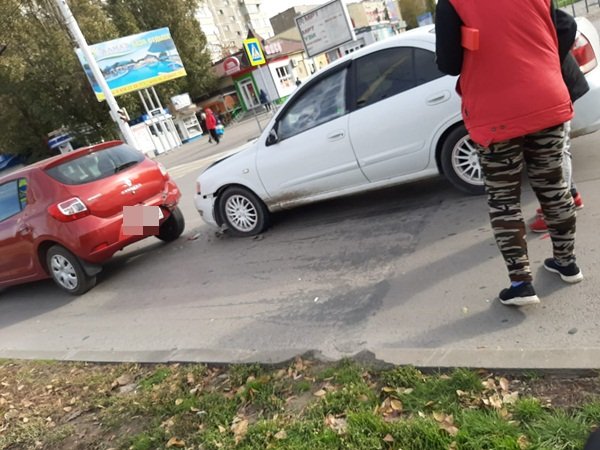 Две автоледи на иномарках столкнулись на проспекте Строителей в Волгодонске