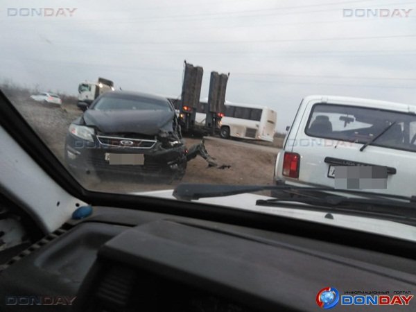 В Волгодонске водитель иномарки врезался в грузовик