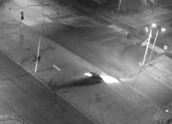 Иномарка перелетела через газон на перекрестке в Волгодонске: видео