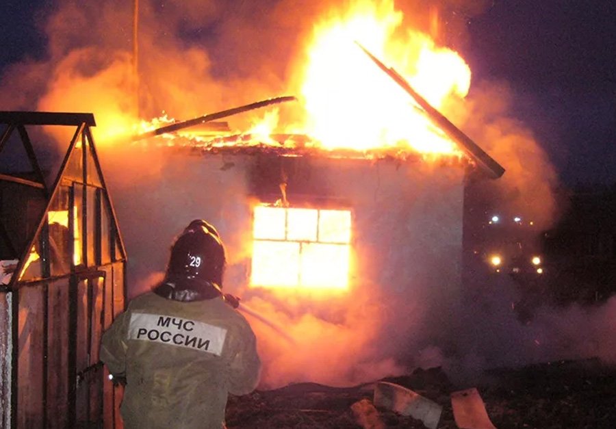 В Волгодонске сгорел дачный дом