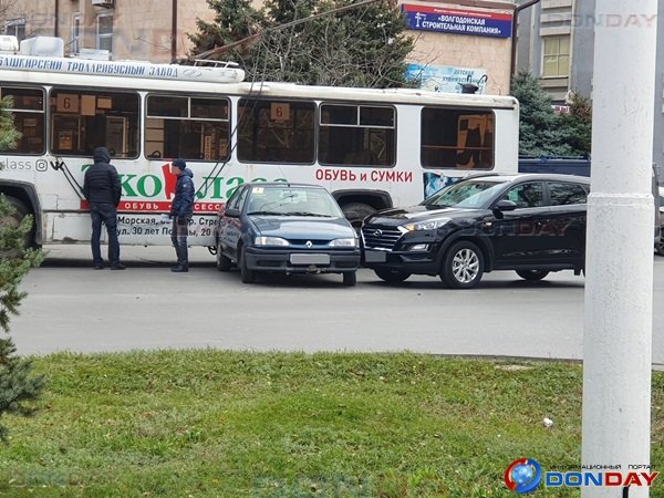 В Волгодонске троллейбус попал в тройное ДТП