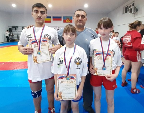 Два золота и одно серебро завоевали самбисты Волгодонска на областном турнире