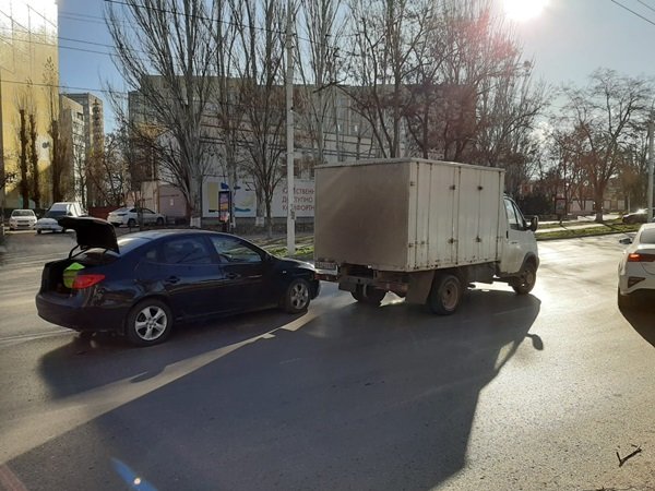 ГАЗель и иномарка не поделили дорогу в Волгодонске: ДТП на Энтузиастов