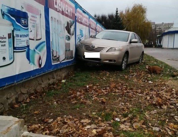 Иномарка врезалась в стену в Волгодонске