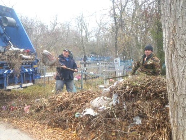В Волгодонске отчистили от мусора два городских кладбища