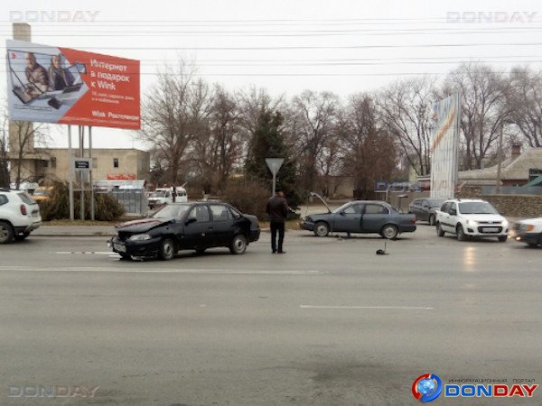 Два автолюбителя не смогли разъехаться в районе вокзала Волгодонска