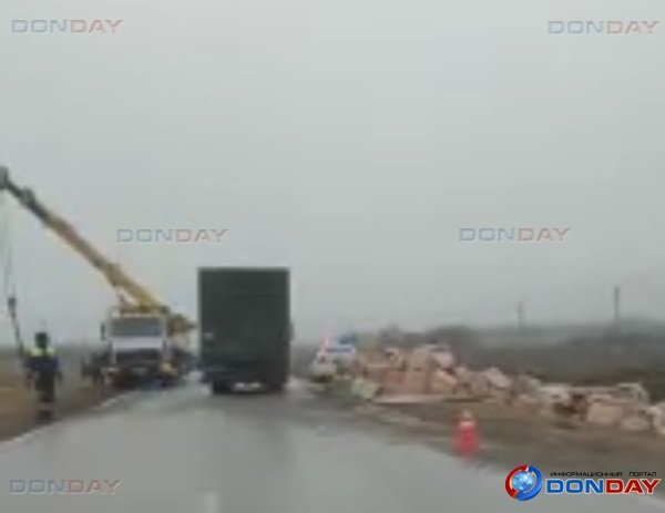 На трассе недалеко от Волгодонска произошла авария с участием фуры: видео