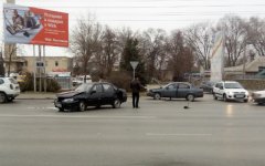Два автолюбителя не смогли разъехаться в районе вокзала Волгодонска