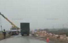 На трассе недалеко от Волгодонска произошла авария с участием фуры: видео