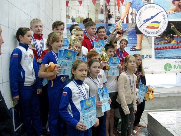 Сборная команда из Волгодонска вошла в десятку на областных соревнованиях по плаванию