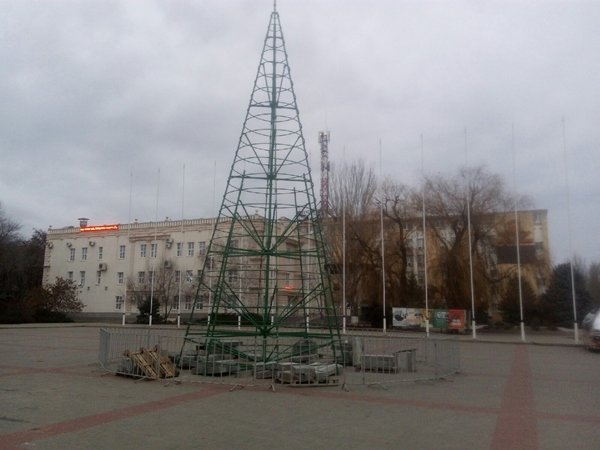 В Волгодонске начали установку главных городских ёлок