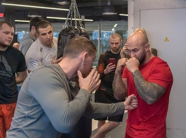 Известный боксер из Волгодонска Дмитрий Кудряшов учил драться рэпера Джигана: видео