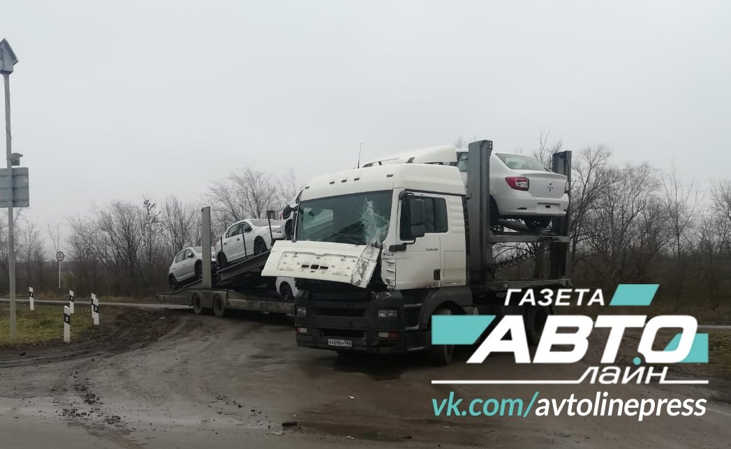 Автовоз и КАМАЗ с прицепом столкнулись на трассе Ростов-Волгодонск