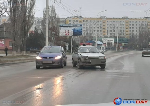 Иномарка не поделила дорогу с отечественным автомобилем в центре города Волгодонска