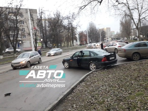 Два автомобиля не поделили дорогу на Энтузиастов в Волгодонске