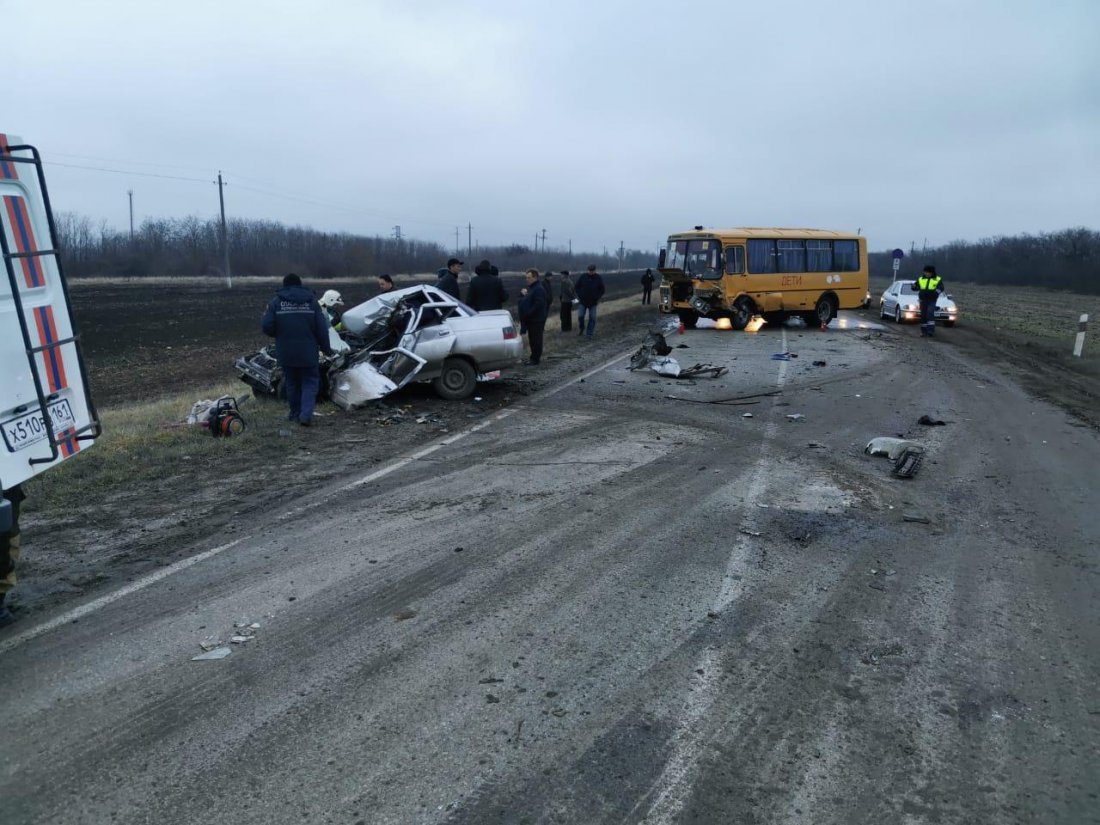 На трассе Шахты – Цимлянск столкнулись легковушка и школьный автобус: есть погибший
