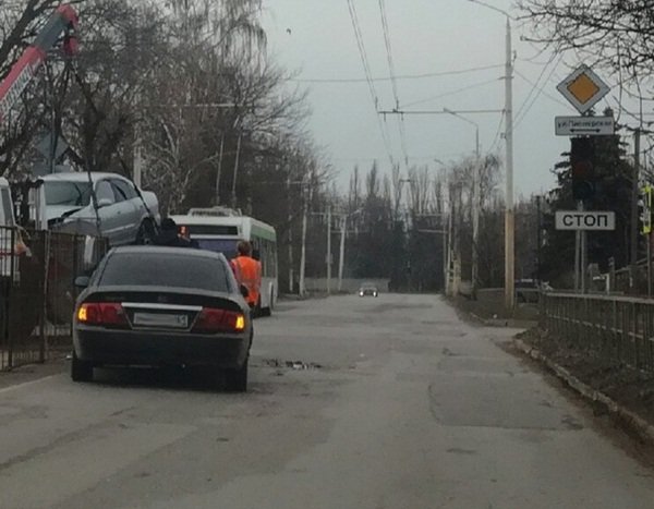 Две иномарки столкнулись возле перекрестка в Волгодонске