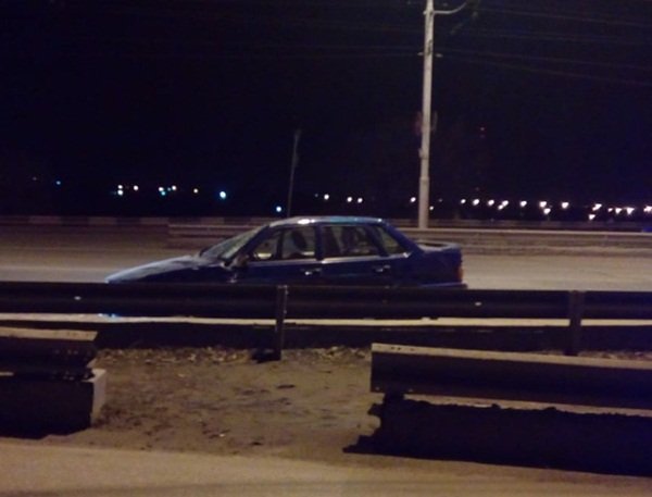 В Волгодонске на Путепроводе отечественный автомобиль перевернулся на крышу