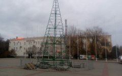 В Волгодонске начали установку главных городских ёлок