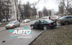 Два автомобиля не поделили дорогу на Энтузиастов в Волгодонске