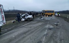 На трассе Шахты – Цимлянск столкнулись легковушка и школьный автобус: есть погибший На трассе Шахты – Цимлянск столкнулись легковушка и школьный автобус: есть погибший